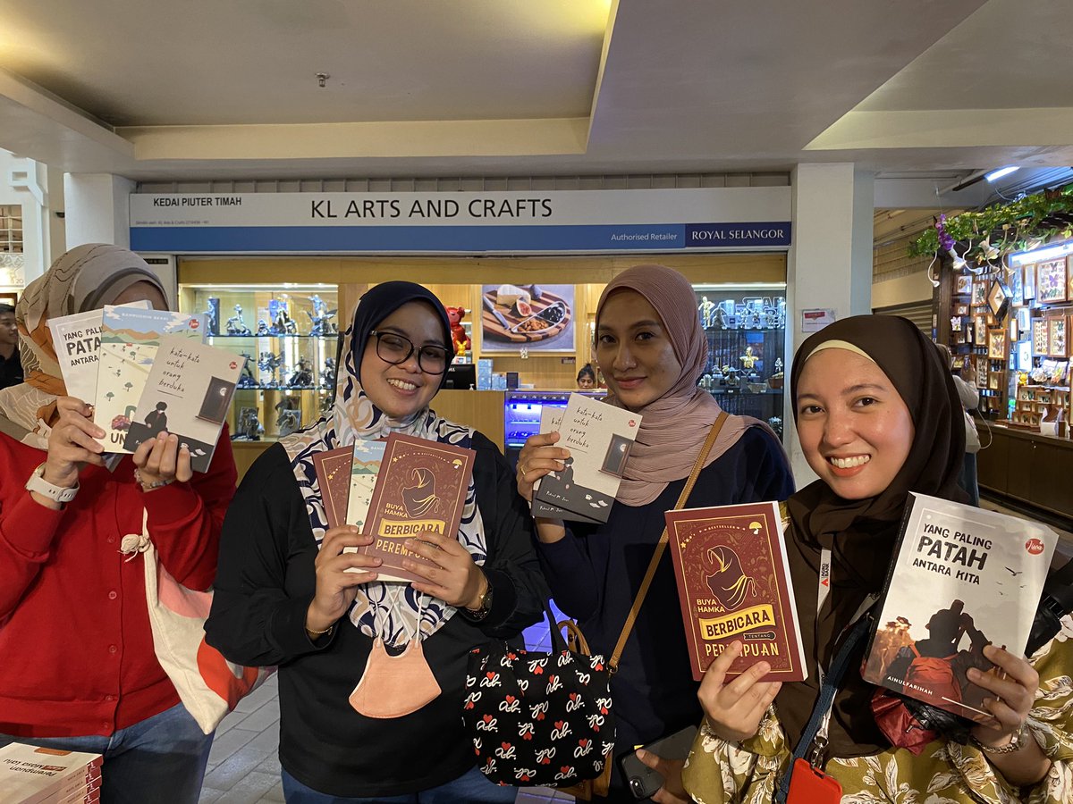 jejaktarbiah's tweet image. Terima kasih pengunjung yang datang dan selamat membaca ya! Tim JT &amp;amp; JIWA ada sampai hari ahad ni tau. 
😉✌️

Kalau haritu terlepas event #klab2023, boleh mai ke pasar seni minggu ni sempena karnival sukaseni.