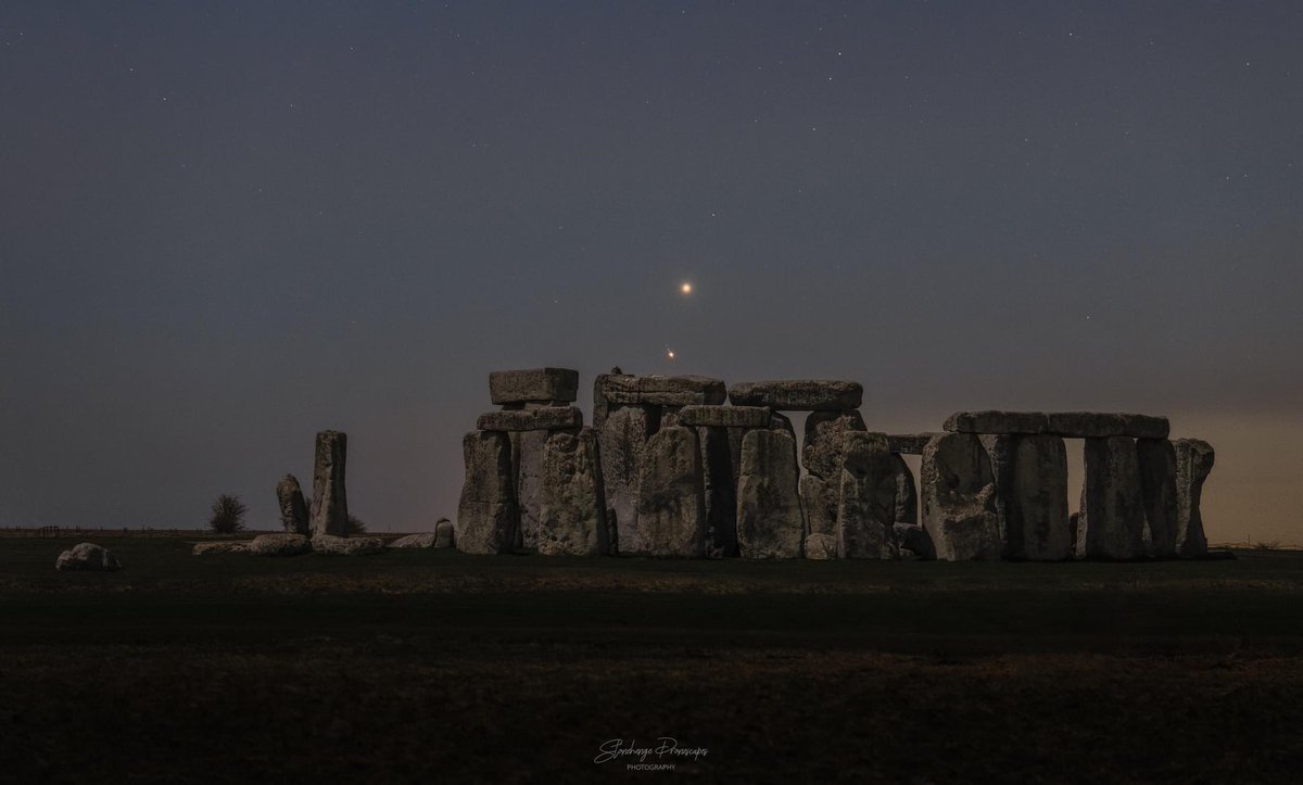 ST0NEHENGE's tweet photo. Jupiter and Venus conjunction setting over Stonehenge last night 😍✨🪐 📷 credit Stonehenge Dronescapes on FB #Venus #venusandjupiter #Jupiter #conjunction #stonehenge #astro #astrophotography https://t.co/vQnkR511rP