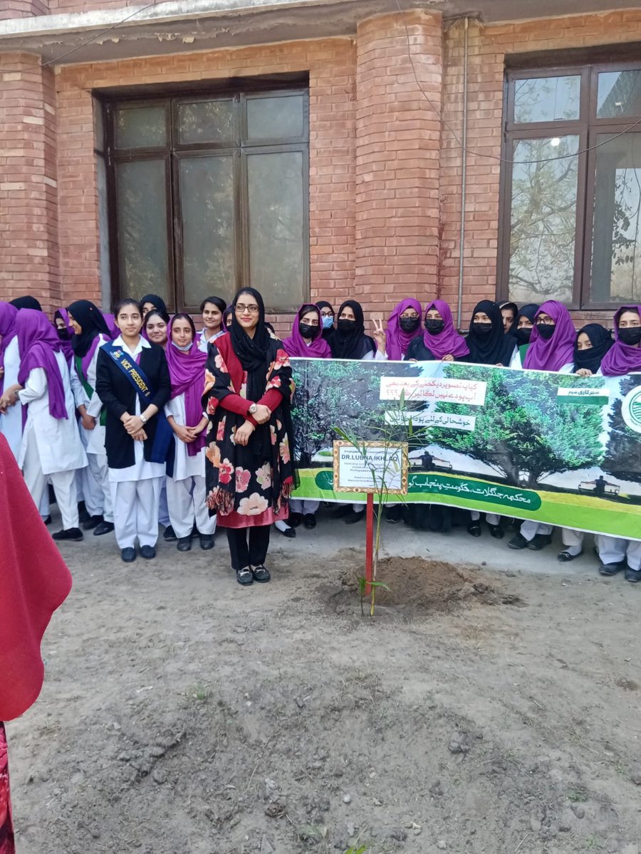 DCGRW's tweet image. Plantation drive at Govt. Rehmat Ali College Pasrur road by Forest Department Gujranwala along with teaching faculty &amp;amp; students.

#SpringPlantation
#Gujranwala
#ClimateActionNow 

@CS_Punjab 
@CommissionerGu3