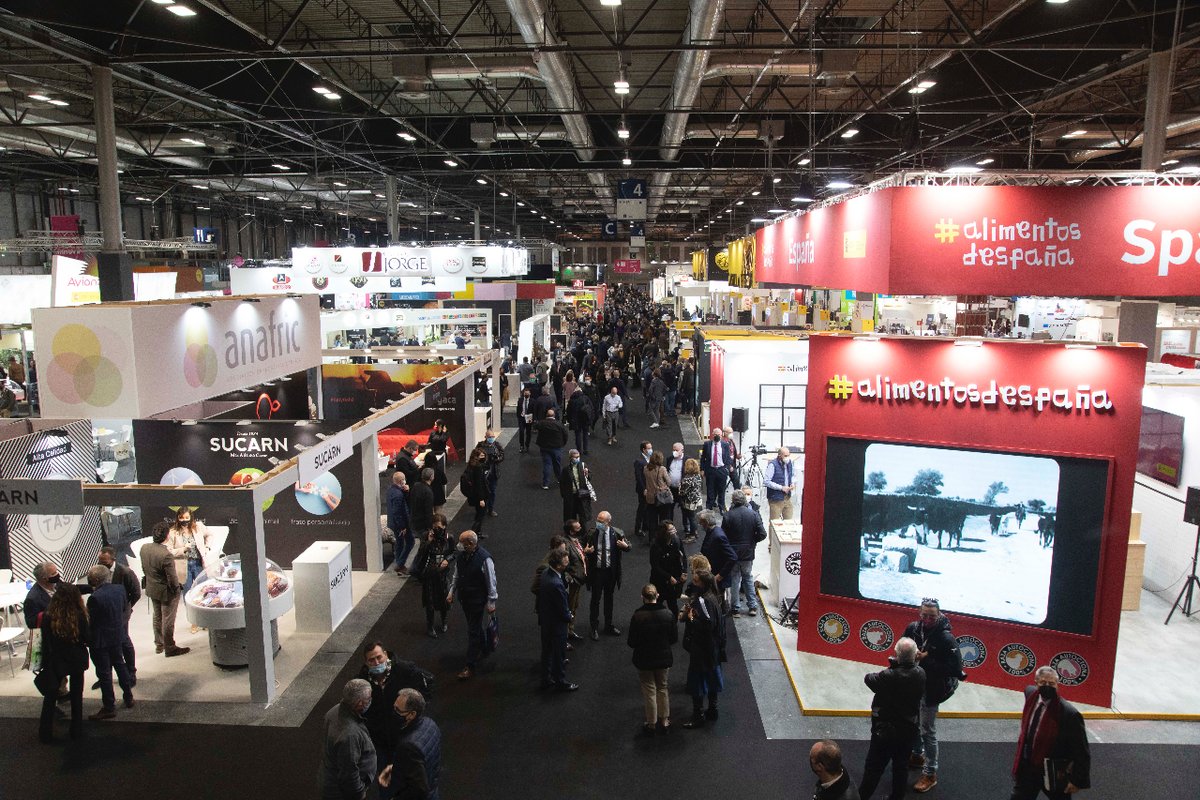 DimaqXXI's tweet photo. #DimaqEnRoute ✈️ La próxima semana estaremos en @MeatAttraction, la Feria Internacional del Sector Cárnico que se celebra entre el 6 y el 8 de marzo en @IFEMA. Búscanos en el estand de @gimenezmaq, en donde podrás conocer cómo funciona nuestra #EBAKI Mini 🧵👇 #MeatAttraction2023 https://t.co/fCO9MDNAIW