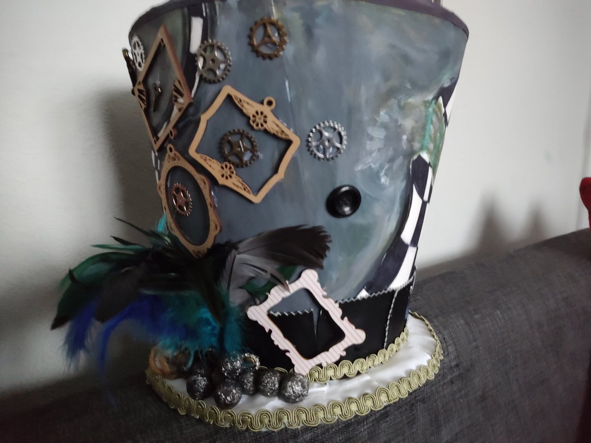 Eliza1702Es's tweet photo. Last #WorldBookDay2023 in primary school .  #yr6 @PennWoodSchool #AliceInWonderland #cheshirecat #steampunk #steampunkstyle #alicjawkrainieczarow #kotdziwak https://t.co/IZHhj39I0q