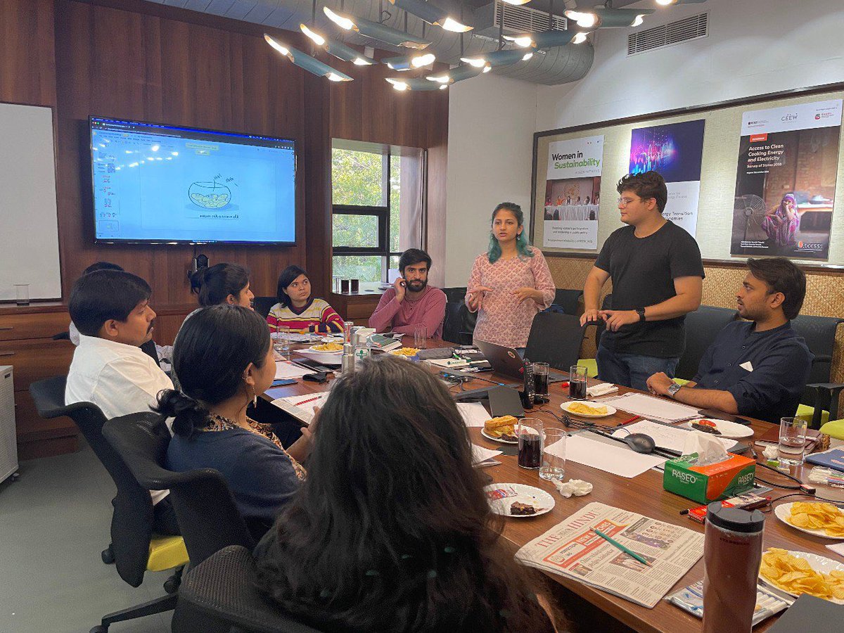 BmaxBusiness's tweet photo. Thinking of the next company activity? Book @bakarmax_ for a fun-fun Comics 101 workshop and iss session ke end tak you’ll be publishing your own comics☺️👍🏼🤝

#comics101 #comics #animation #design #workshop https://t.co/4g7fIDmpVL