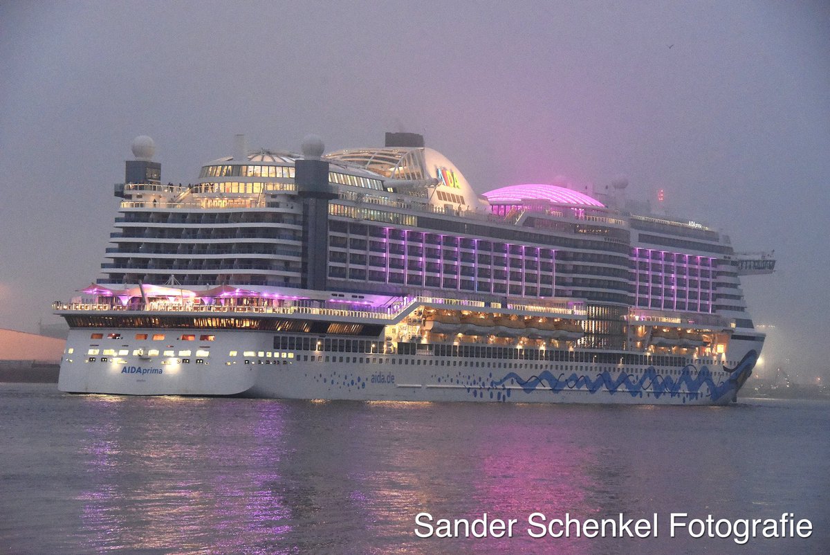 Ze zouden elkaar ergens op de Nieuwe Waterweg/Maas of 't Scheur “een kusje” gaan geven. Dat werd uiteindelijk ter hoogte van Vlaardingen. De AIDAprima (uitgaand) en de AIDAbella (inkomend). Na elkaar begroet te hebben vervolgde de Prima zijn reis naar Hamburg en de Bella naar CPR