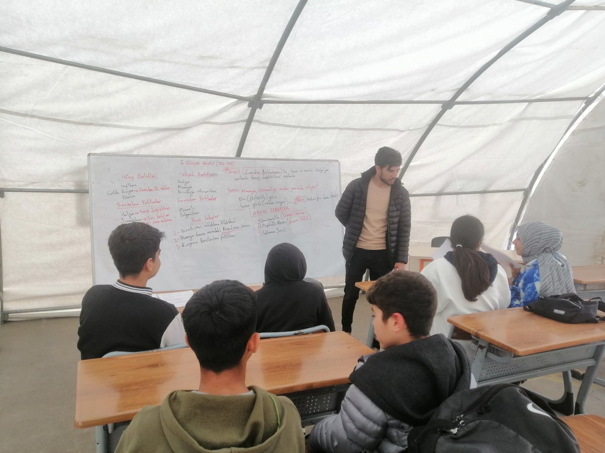 polatakinort's tweet photo. Kendi okulumuz dahil, 9 okulun 8. Sınıf öğrencilerine okulumuz bahçesinde kurulan çadır sınıflarda haftada iki gün Destekleme ve Yetiştirme Kursu veriyoruz. Çocuklar çadır sınıfı sevdi. 🙂 https://t.co/Kb0ui3lUNq