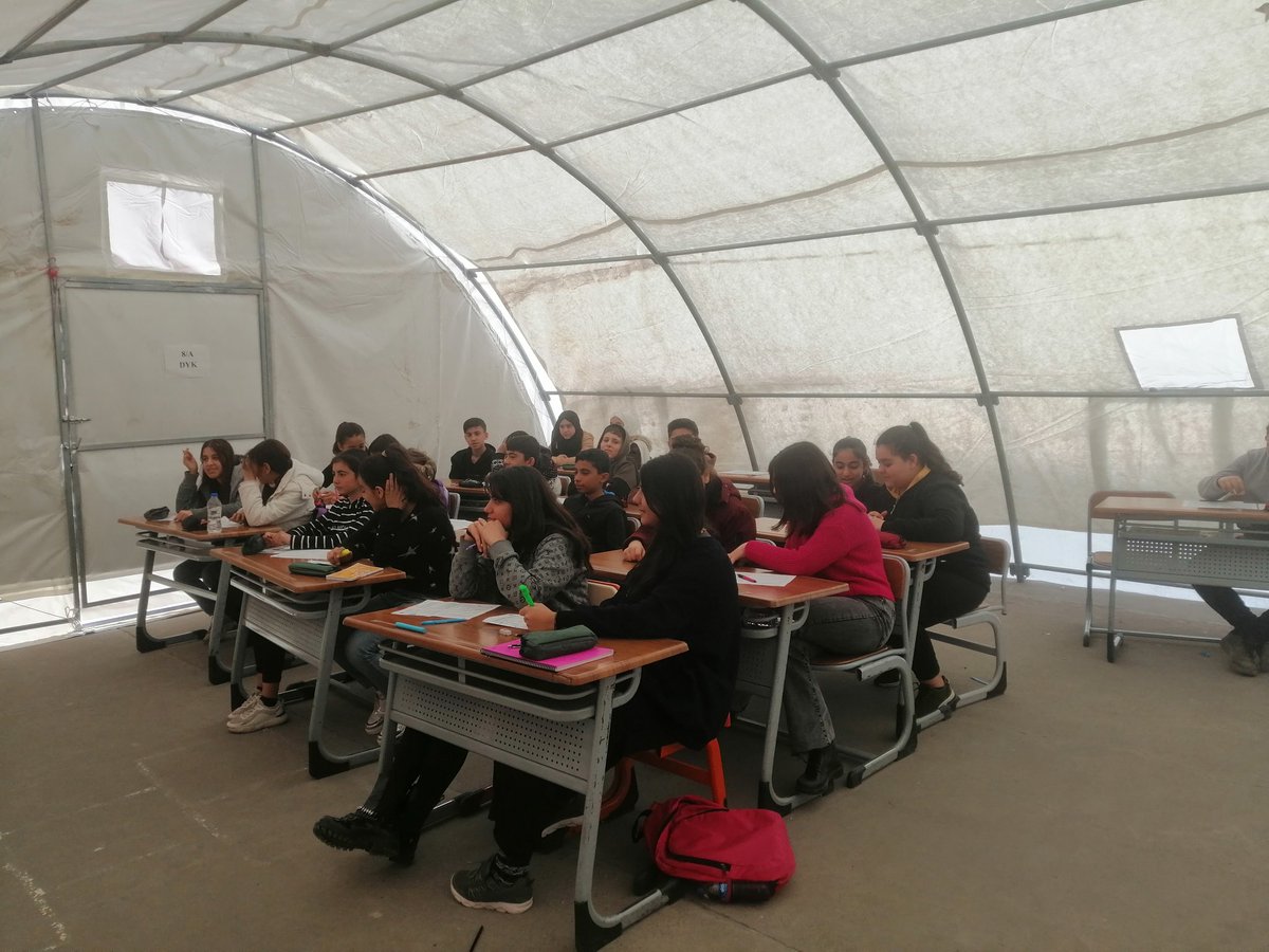 polatakinort's tweet photo. Kendi okulumuz dahil, 9 okulun 8. Sınıf öğrencilerine okulumuz bahçesinde kurulan çadır sınıflarda haftada iki gün Destekleme ve Yetiştirme Kursu veriyoruz. Çocuklar çadır sınıfı sevdi. 🙂 https://t.co/Kb0ui3lUNq