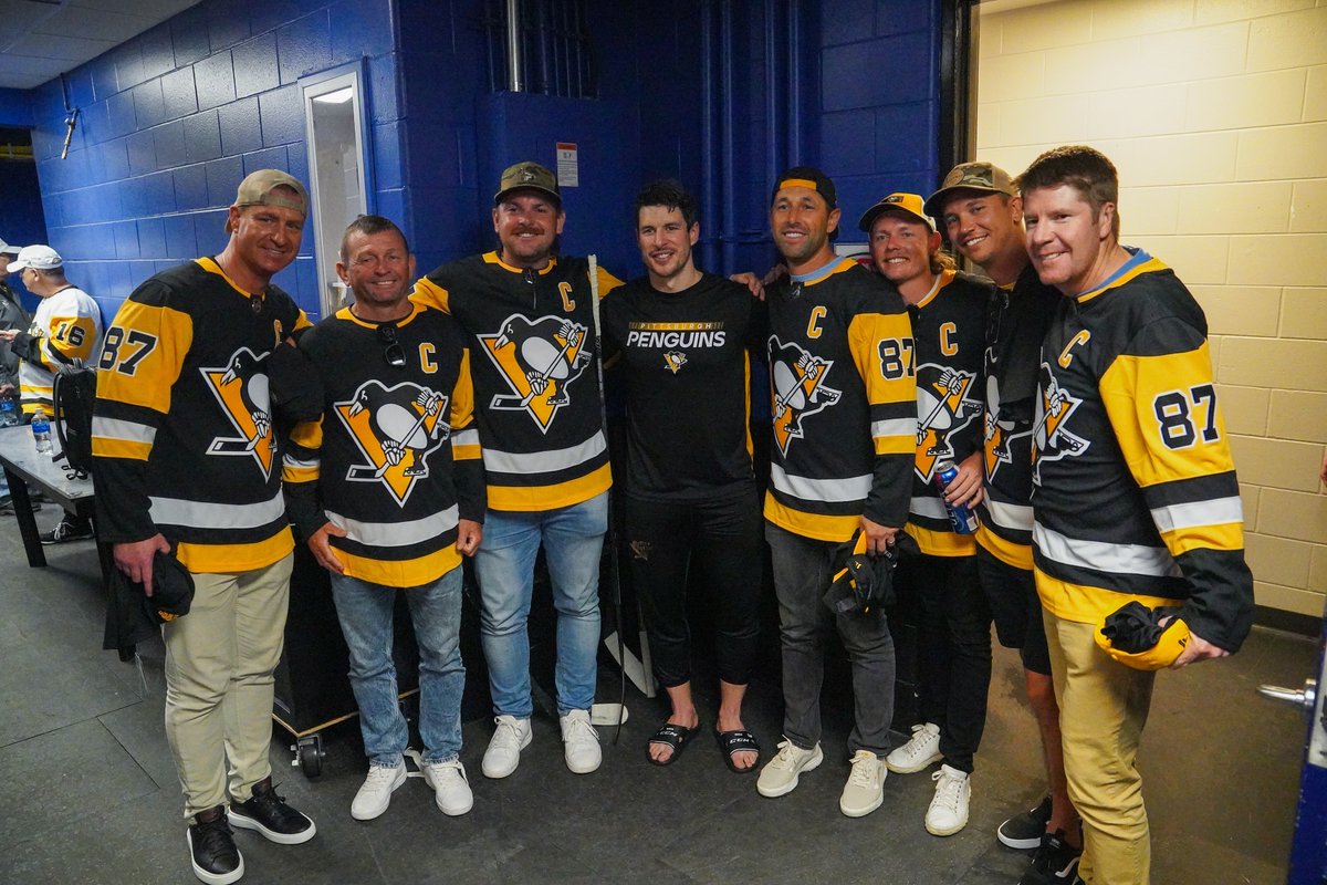 penguins's tweet image. A quick visit with some fans after tonight's game.

Hi Cam Smith 👋