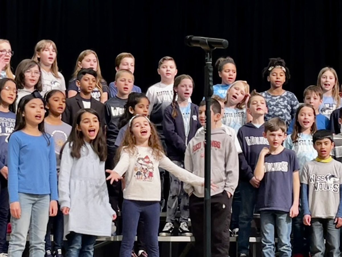 jdcross76's tweet image. Tonight we enjoyed a great performance by the @WassWolves 3rd grade team. They took us on a journey around the world to celebrate diversity with a wonderful ensemble of cultural sounds! Bravo wolf pack! @PrincipalJansen 👏🏾🎤🎼🌍