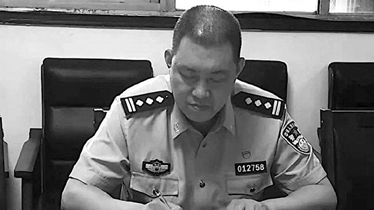 aboluowang's tweet photo. 两会封锁：河北一公安局长李宪被杀 多官员被捅伤(图): 中共两会前夕，河北省河间市副市长、公安局局长李宪被杀，多名官员被捅伤，相关消息在坊间广为流传。目前当地政府下令要统一口径，严密封锁此消息。 https://t.co/QlPMjAuik0 #两会 #公安局长 #被杀 https://t.co/L1jxpmrlr1
