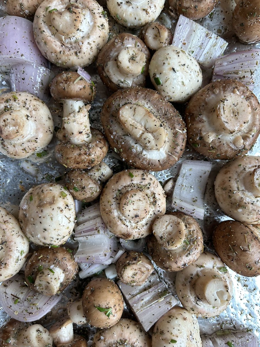 thesaltedtable's tweet photo. Roasted mushrooms with shallots, green onions, dried herbs, butter, s+p, dash of cayenne, and lil honey.๐๐พ #cookingwithtst https://t.co/wxmDt3NI2a