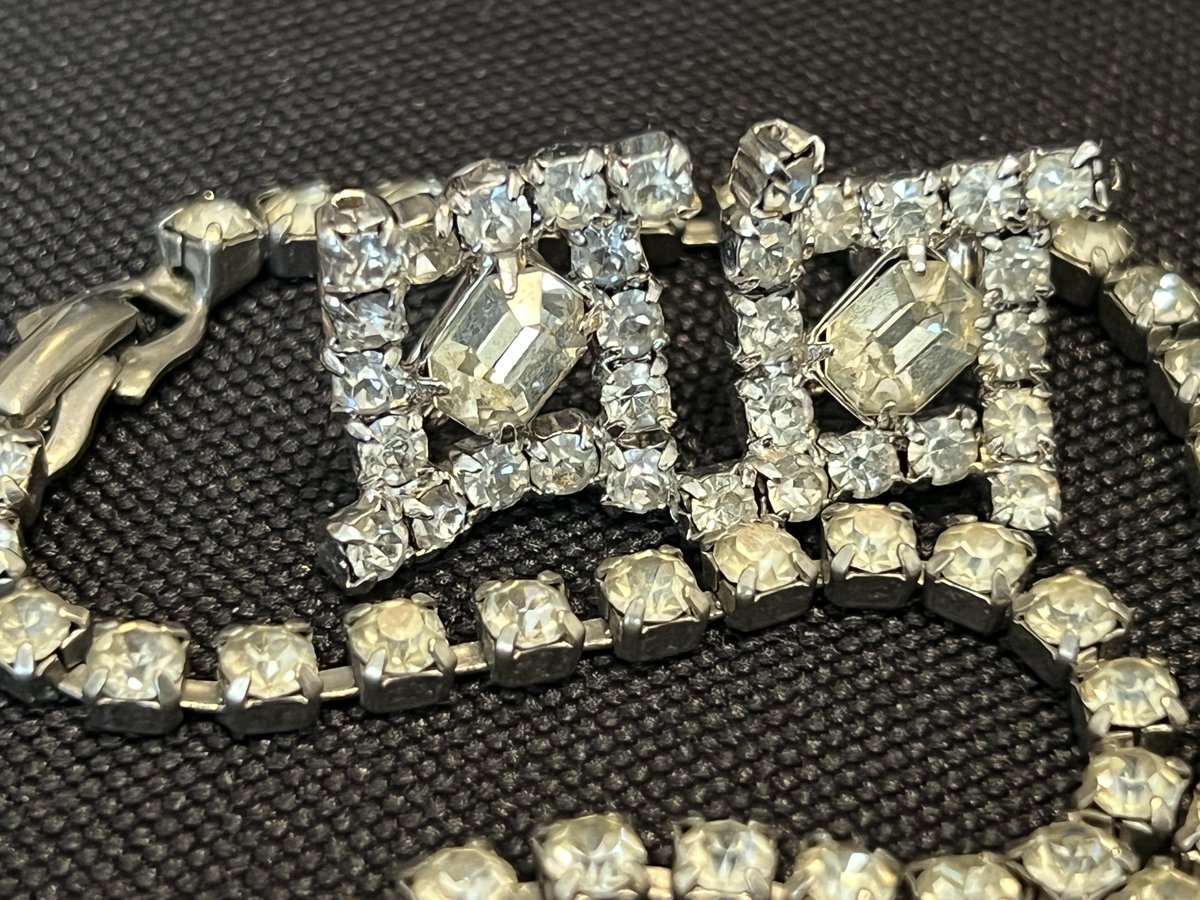 BEAUTIFUL & GLITZY Vintage 40s ART DECO #RhodiumPlate Clear Ice Glass Emerald Cut Necklace Earring Set #vintage40s #artdeco #rhinestonejewelry #vintagerhinestones #ebayfinds #ebaylots #VIntageIce #IceClear #Rhinestones #midcentury #jewelry ebay.com/itm/2661288192… #eBay via @eBay