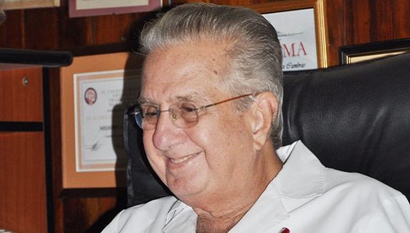 Ha fallecido el eminente doctor ortopédico cubano Rodrigo Álvarez Cambra. Es admirable su fructífera y brillante trayectoria profesional. Llegué nuestras condolencias a familias y amigos en esta triste hora de dolor. #Cuba

<a href="/DiazCanelB/">Miguel Díaz-Canel Bermúdez</a> <a href="/DrRobertoMOjeda/">Dr. Roberto Morales Ojeda</a> <a href="/UJCdeCuba/">UJC de Cuba</a> <a href="/AsambleaCuba/">Asamblea Nacional Cuba</a>