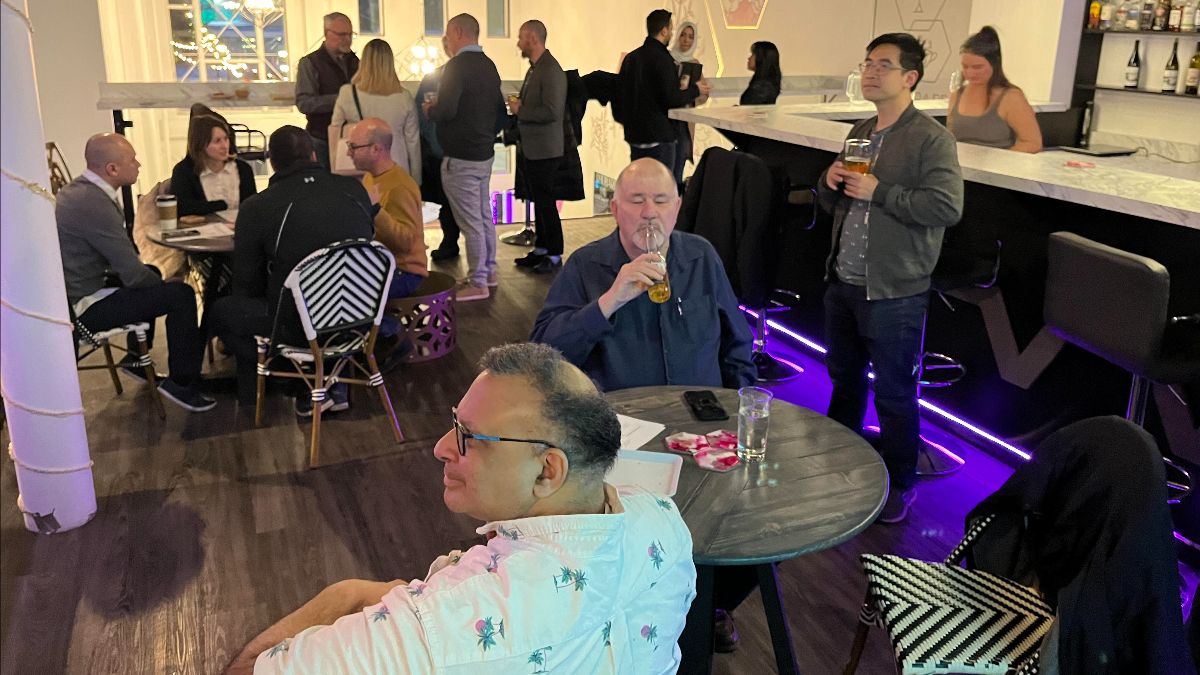 Wayfinders_busi's tweet photo. Thank you to everyone who attended this month's Business Networking event. Keep reading for highlights from the event and some Wayfinders updates [3 Minutes] - https://t.co/oXDbQY4fJ5 #yegbiz #yeg https://t.co/FDXdZzgB0d