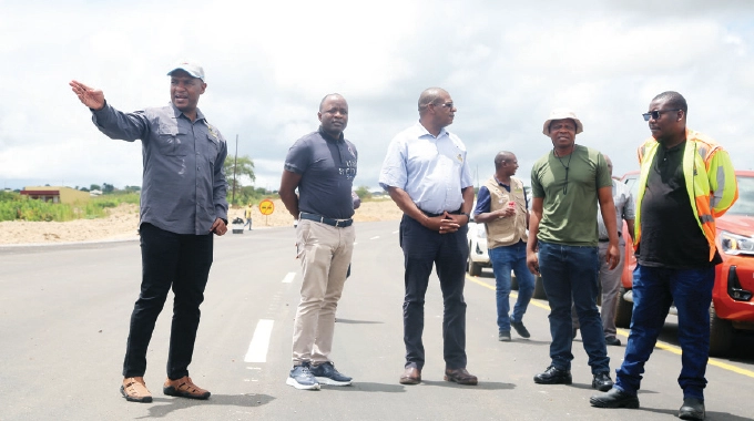 Good news to #Chivhu residents as they no longer have to fear for their lives every time they cross their main street, with the new 2,6km by-pass built by the Govt as part of the #Harare-#Masvingo-#Beitbridge highway now taking the strain @MinistryofTID @Tinoedzazvimwe1 @Mug2155