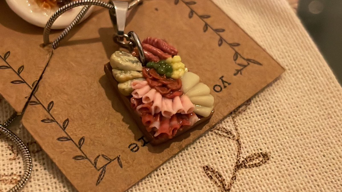 femigangsta's tweet photo. Hoy una amiga me regaló un collar con una picada porque sabe que estos son mis valores. Realmente quizás nunca nadie pueda superar este regalo. Siento que hoy se tocó un techo. https://t.co/1xsGAXjIml