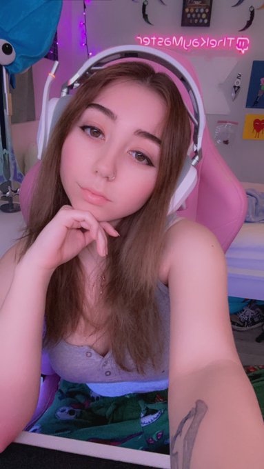 Go ahead and send me your credit card info 🤍 https://t.co/7BGdBsXSFQ<a href="/tag/twitch"class="tags"><span>#twitch</span></a><a href="/tag/twitchstreamer"class="tags"><span>#twitchstreamer</span></a><a href="/tag/smallstreamer"class="tags"><span>#smallstreamer</span></a>