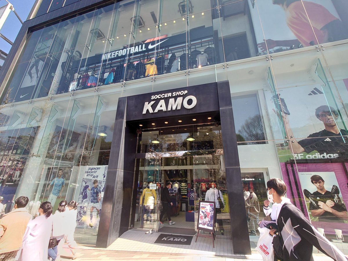 takaha51_0312's tweet image. ランチタイムに、KAMO原宿店にて、約3分で追加マーキング完了しました。カッコよくなりました。これ着て金沢向かいます。
ゼルビアのユニフォームも目立つ所に展示されていました。
#zelvia #RIPTY