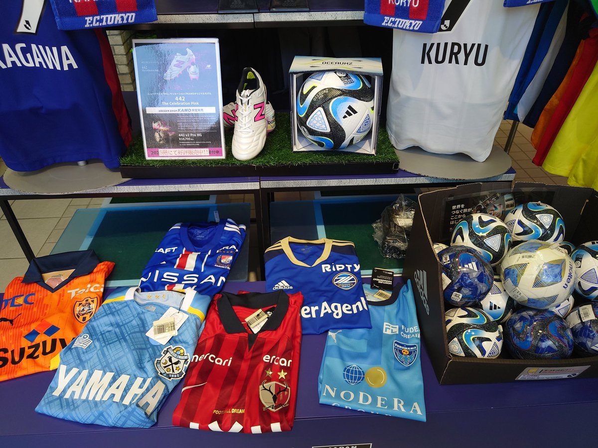 takaha51_0312's tweet image. ランチタイムに、KAMO原宿店にて、約3分で追加マーキング完了しました。カッコよくなりました。これ着て金沢向かいます。
ゼルビアのユニフォームも目立つ所に展示されていました。
#zelvia #RIPTY