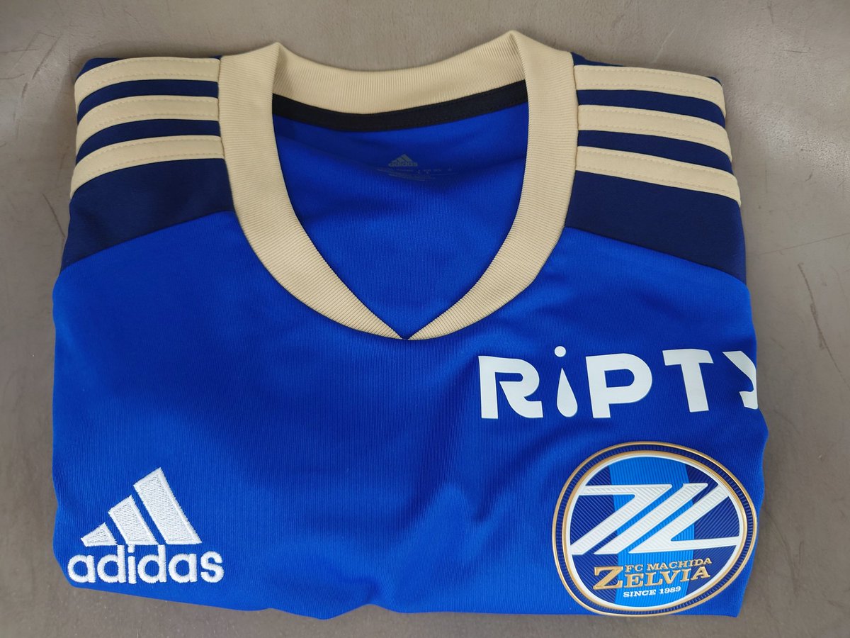 takaha51_0312's tweet image. ランチタイムに、KAMO原宿店にて、約3分で追加マーキング完了しました。カッコよくなりました。これ着て金沢向かいます。
ゼルビアのユニフォームも目立つ所に展示されていました。
#zelvia #RIPTY