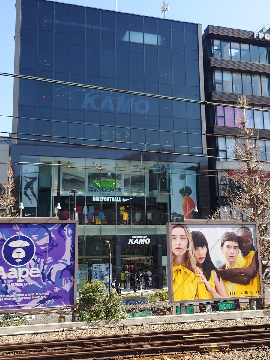 takaha51_0312's tweet image. ランチタイムに、KAMO原宿店にて、約3分で追加マーキング完了しました。カッコよくなりました。これ着て金沢向かいます。
ゼルビアのユニフォームも目立つ所に展示されていました。
#zelvia #RIPTY