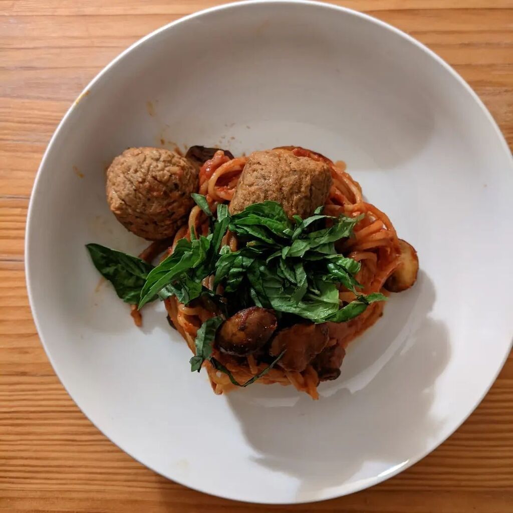 Trying out a new dish: spaghetti all'assassina from Chef John  #foodwishes. Added crimini mushrooms and a couple vegan meatballs to make it a more complete meal 😊 Review: would definitely make this again! I see a lot of room for experimentation in th… instagr.am/p/CpT-eU0OEHx/