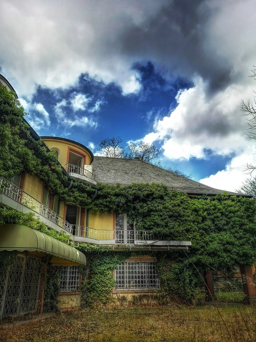 urbexclowns's tweet photo. #moinoderwas Freunde 🙋🏻‍♂️

Like♥️ wenn du gerne in dem Haus wohnen würdest!
Retweet♻️ wenn du es von innen sehen willst!

#urbexclowns #urbexphotography #urbex #lostplace #lost #photography #photooftheday #photo #exploring #travel #outdoor #adventure #abandoned #decay https://t.co/V9rzzL3p0o