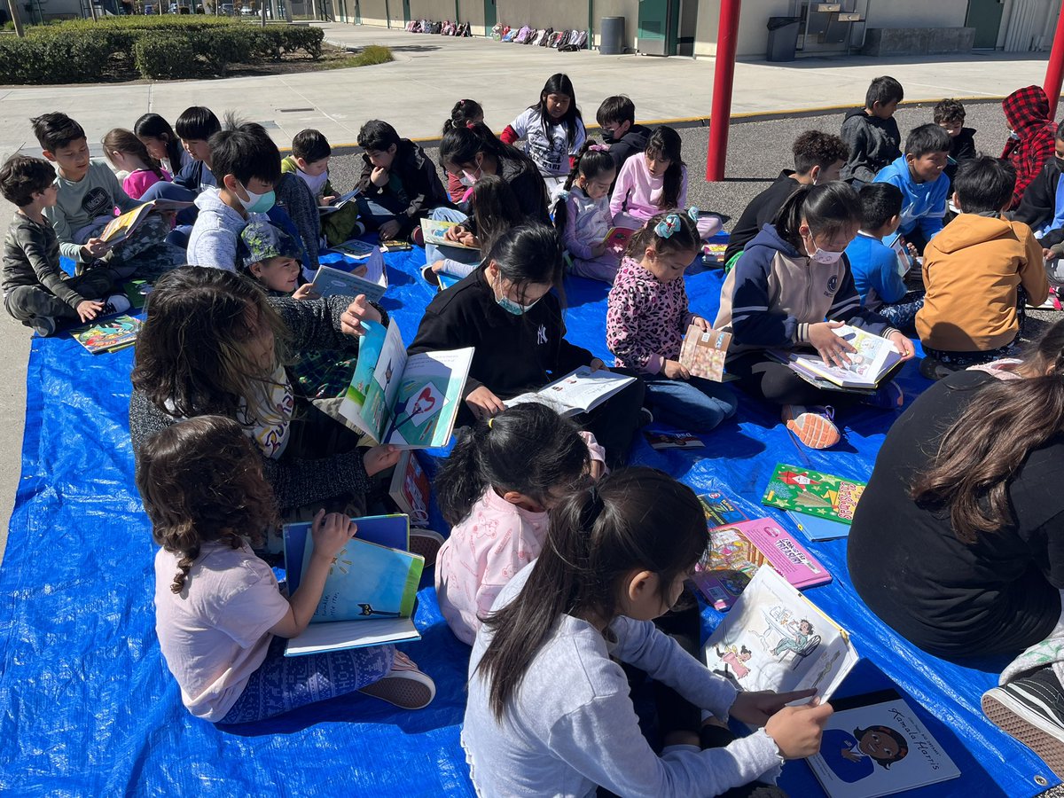 teachertbi's tweet photo. Celebrating #ReadAcrossAmericaDay by reading with our kinder #RascalBuddies! The students love spending time with each other! @micheleasprer https://t.co/evq5FWsUIU