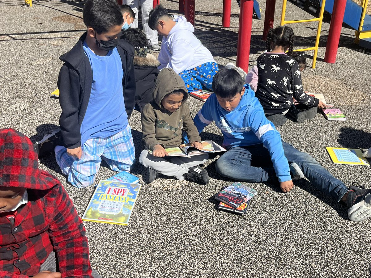 teachertbi's tweet photo. Celebrating #ReadAcrossAmericaDay by reading with our kinder #RascalBuddies! The students love spending time with each other! @micheleasprer https://t.co/evq5FWsUIU