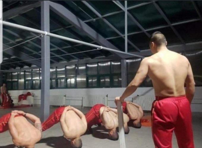 요즘 군대가 군대냐? 선진병영 지랄나도 해병대는 예외다. 대갈빡 비고 부랄달린 놈들이 빨간 명찰 달러 해병와서 목매달아 뒤지는 곳이 해병대다. 니새끼들은 소모품 전쟁나면 총알받이 새끼들이다. 버티면 해병으로 개조되는 것이고 못버티면 목매달아 뒤지는 거다.