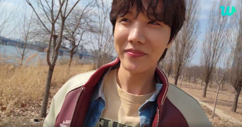 sugadboy's tweet photo. #JHOPE: La gente me está mirando, muchas personas mayores me miran como diciendo "¿qué está haciendo este joven?"

® haruharu_w_bts https://t.co/FKCfzjenrL