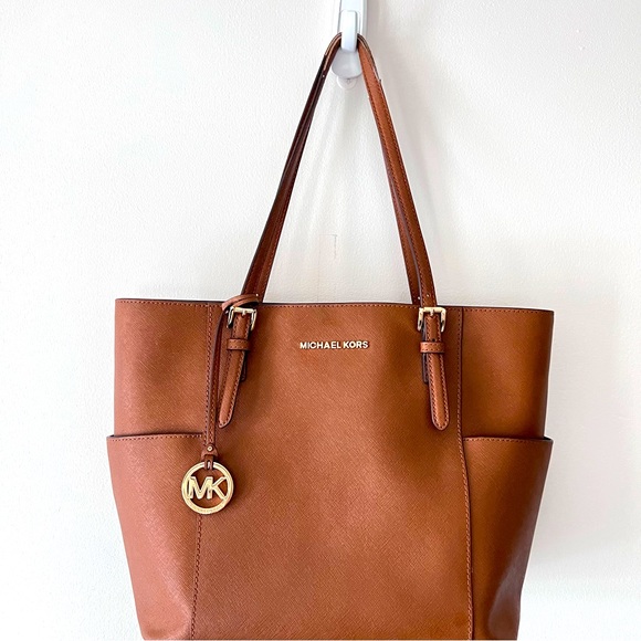 LMorales31's tweet photo. So good I had to share! Check out all the items I'm loving on @Poshmarkapp #poshmark #fashion #style #shopmycloset #michaelmichaelkors #indulge #whitehouseblackmarket: https://t.co/AyjGsdzMuN https://t.co/7fGcZsxaOe