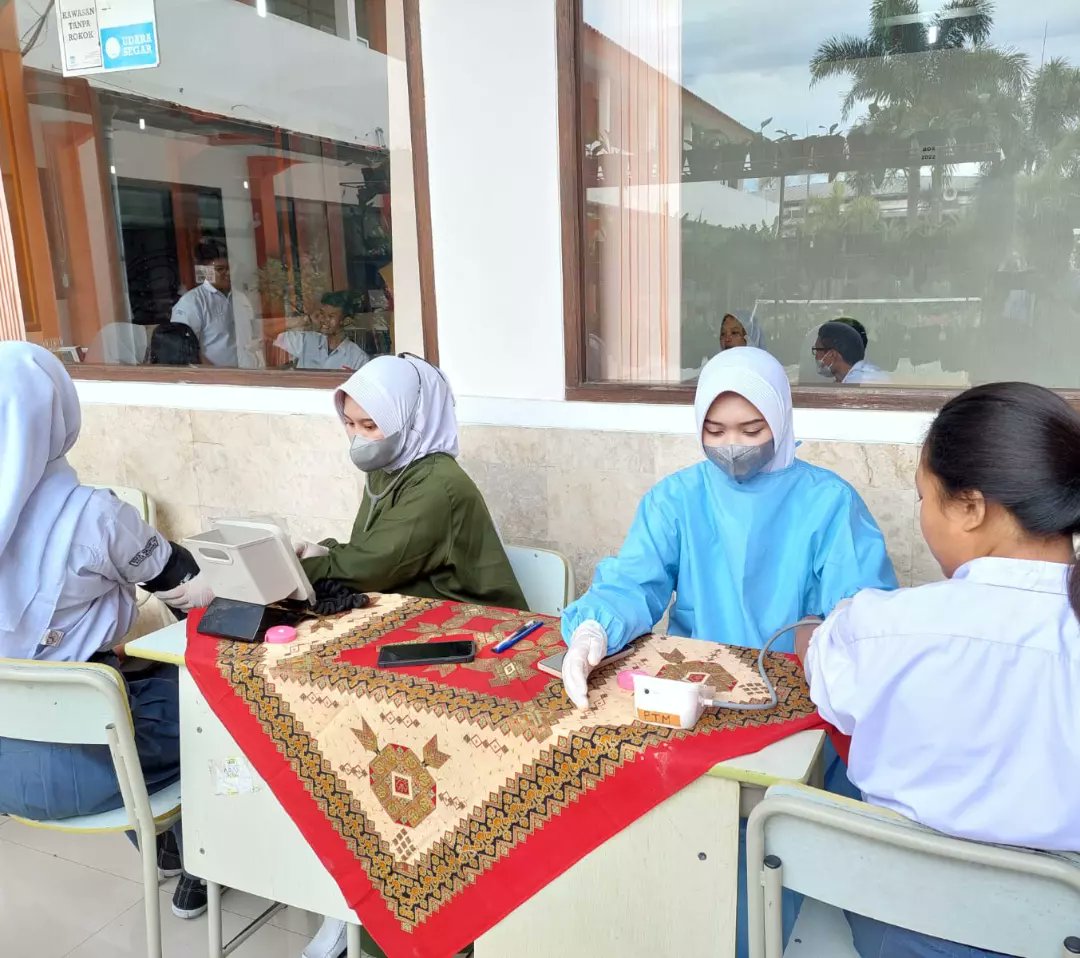 uptpkmpadasuka's tweet photo. Kegiatan Deteksi Dini Pemeriksaan Faktor Resiko PTM yang terintegrasi dengan Program Kesehatan Jiwa dan Indera serta Pemberian Tablet Tambah Darah untuk Remaja Putri di SMA Negeri 14 Bandung, Senin (13/02/2023).
.
#dinkeskotabandung #uptdpkmpadasuka #siapmelayanidenganhati #PTM https://t.co/gOD18Hq56U