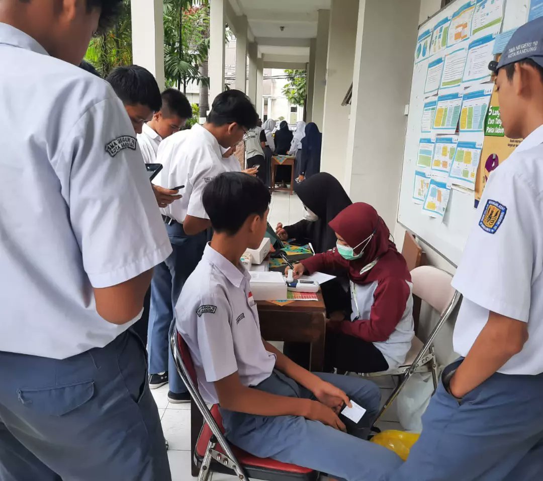 uptpkmpadasuka's tweet photo. Kegiatan Deteksi Dini Pemeriksaan Faktor Resiko PTM yang terintegrasi dengan Program Kesehatan Jiwa dan Indera serta Pemberian Tablet Tambah Darah untuk Remaja Putri di SMA Negeri 10 Bandung, Selasa (14/02/2023).
.
#dinkeskotabandung #uptdpkmpadasuka #siapmelayanidenganhati #PTM https://t.co/3tHT2tvUnP