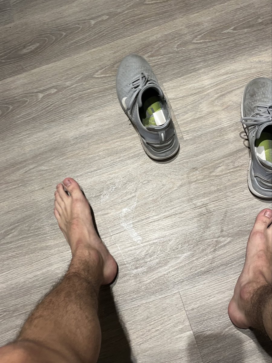 Issacd520's tweet photo. No socks when working out is so comfy but man my Nikes get ripe https://t.co/fYMvHHNm4X