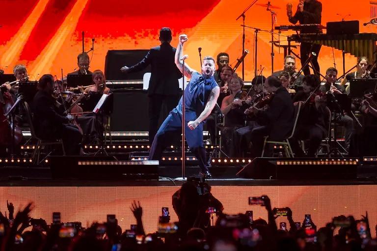 LANACION's tweet photo. De regreso: Ricky Martin volvió a enamorar al público porteño con su espectáculo sinfónico https://t.co/NYqKneyQJt https://t.co/KacuIgyUp7