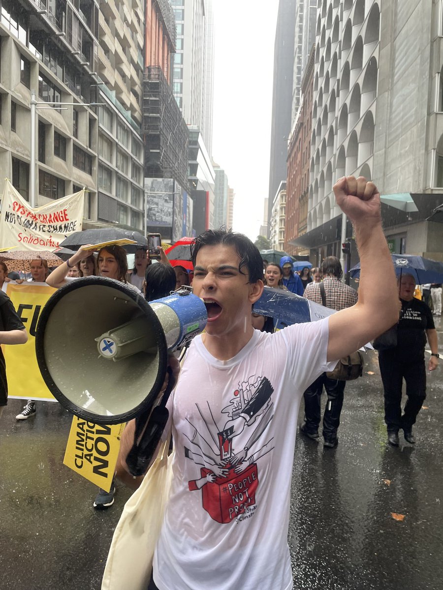 SYDNEY!! The pouring rain didn’t stop TWO THOUSAND of us turning up for the Global #ClimateStrike ✊🌏🪧🌱