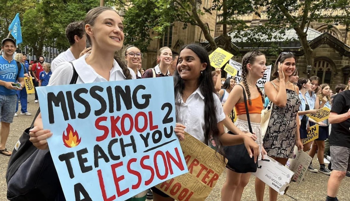StrikeClimate's tweet photo. SYDNEY!! The pouring rain didn’t stop TWO THOUSAND of us turning up for the Global #ClimateStrike ✊🌏🪧🌱 https://t.co/QCPiaQ5ZO9