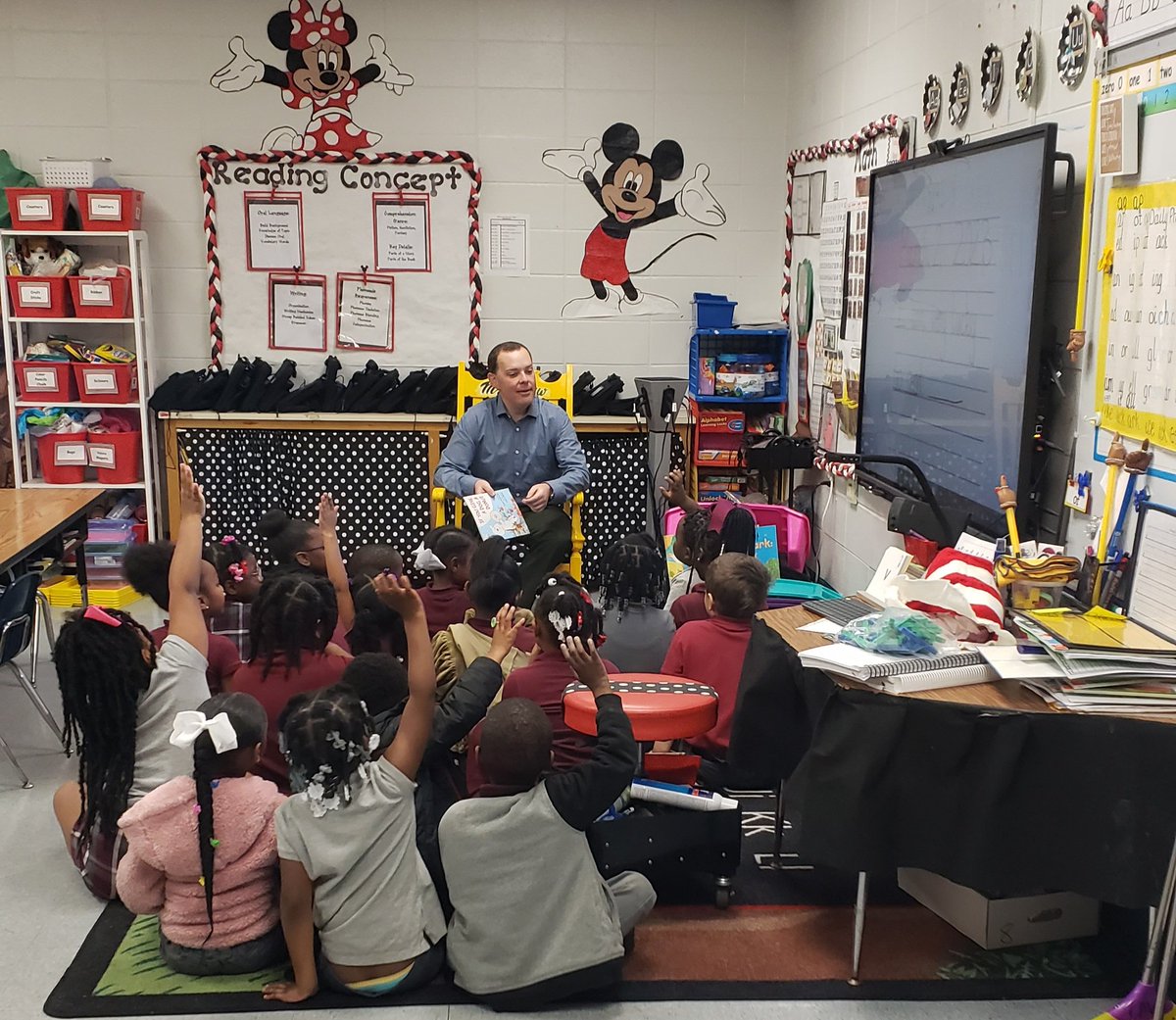 HowardELEM's tweet photo. 📣 Day 1 of Read Across America! Thanks to all of our special volunteers who read to our students!🎉🎉🎉🎉 #drseussweek #knowledgeispower 
"The more that you read, the more things you will know.  The more that you learn, the more places you’ll go.”  
            Dr. Seuss https://t.co/eSMXlJYMnO