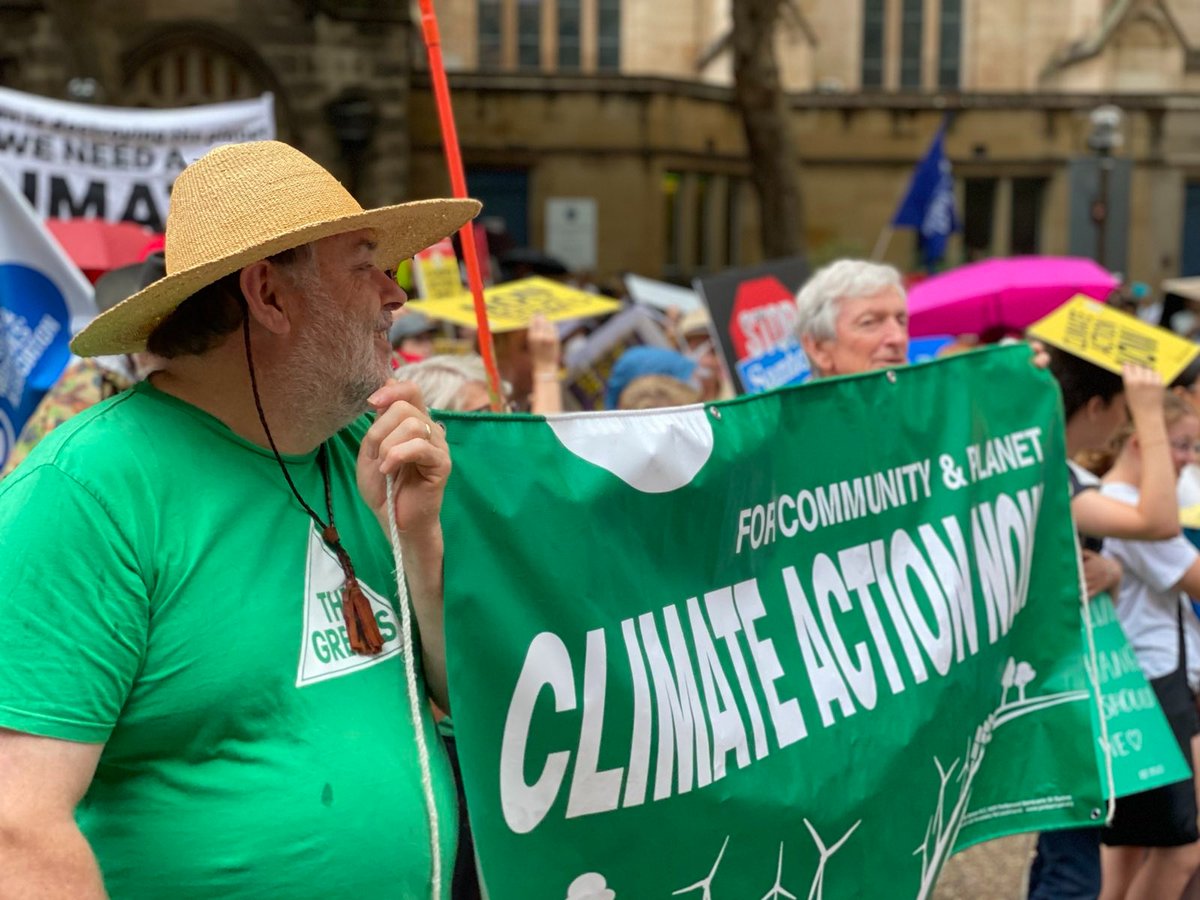 The atmosphere was electric today, rallying in the pouring rain at the @StrikeClimate protest in Sydney. 

#SS4C #schoolstrike4climate