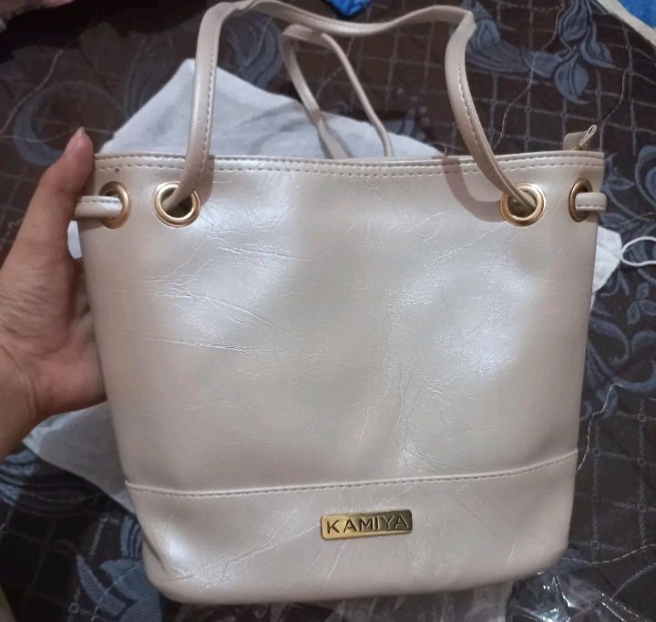 itsoooya's tweet photo. Honest Review Koleksi Tas Harga Murce Kualitas Mantul !!

Beli tas ini buat wisuda. Bahannya baguss bisa buat bawa aqua juga ditidurin. Tas 2in1 bisa dipakai jdi slingbag &amp; shoulderbag. Free dustbag juga buat nyimpen tasnya di rak biar ga berdebu

📎 https://t.co/ENmeRcvUlb https://t.co/mKJlQcJobv