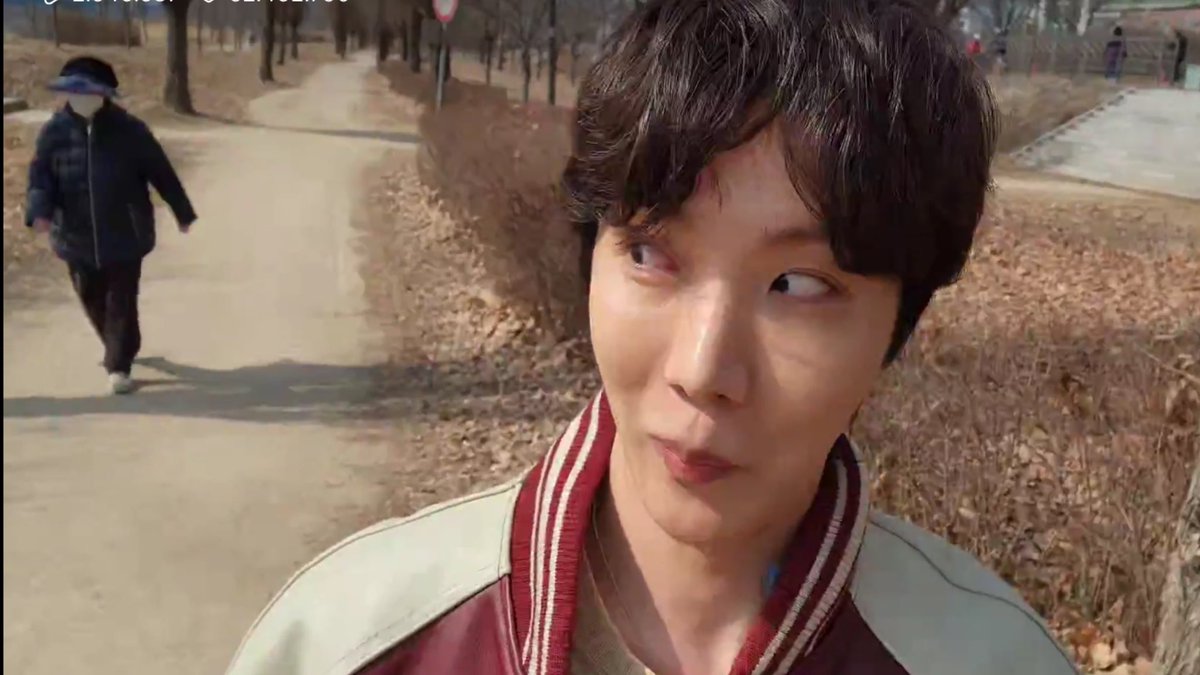 jhopesarchive's tweet photo. THE SIDE EYE PLS https://t.co/d0TSUNdBA6