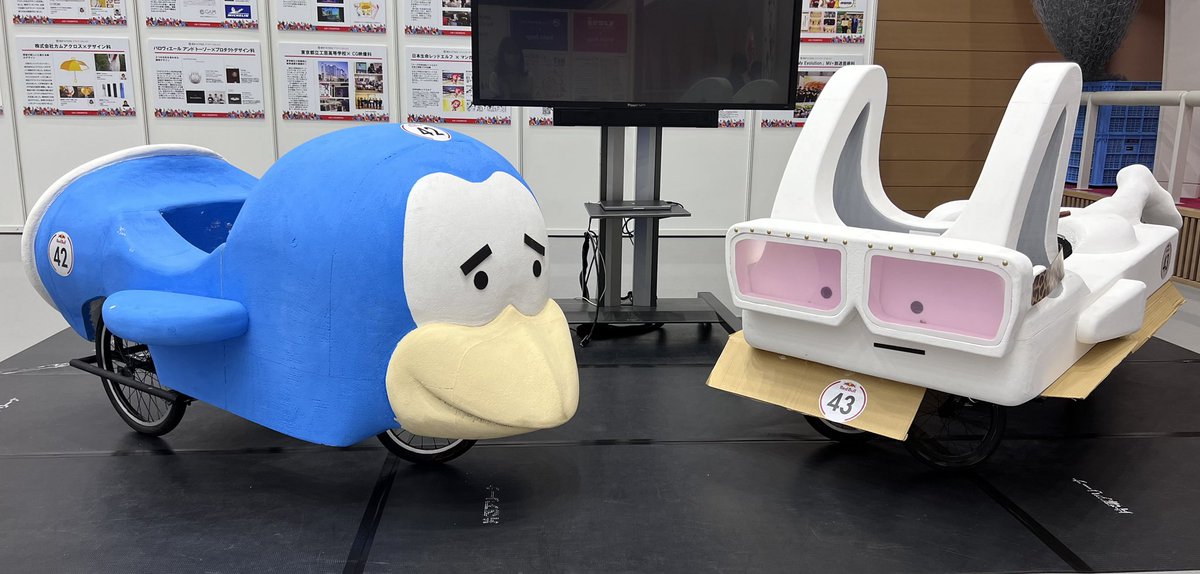 kamatadedesign's tweet photo. 🌸卒業展2023🌸始まりましたー
#RedBullBoxCartRace の2台のボックスカートも展示されてます✨
#ヤバT さん #岡崎体育 さんのカートを間近で見れます👀
卒業展2023
https://t.co/6eatl5WGwK
是非いらしてください👍
#日本工学院
#デザイン科 https://t.co/T9YFcrRlCM