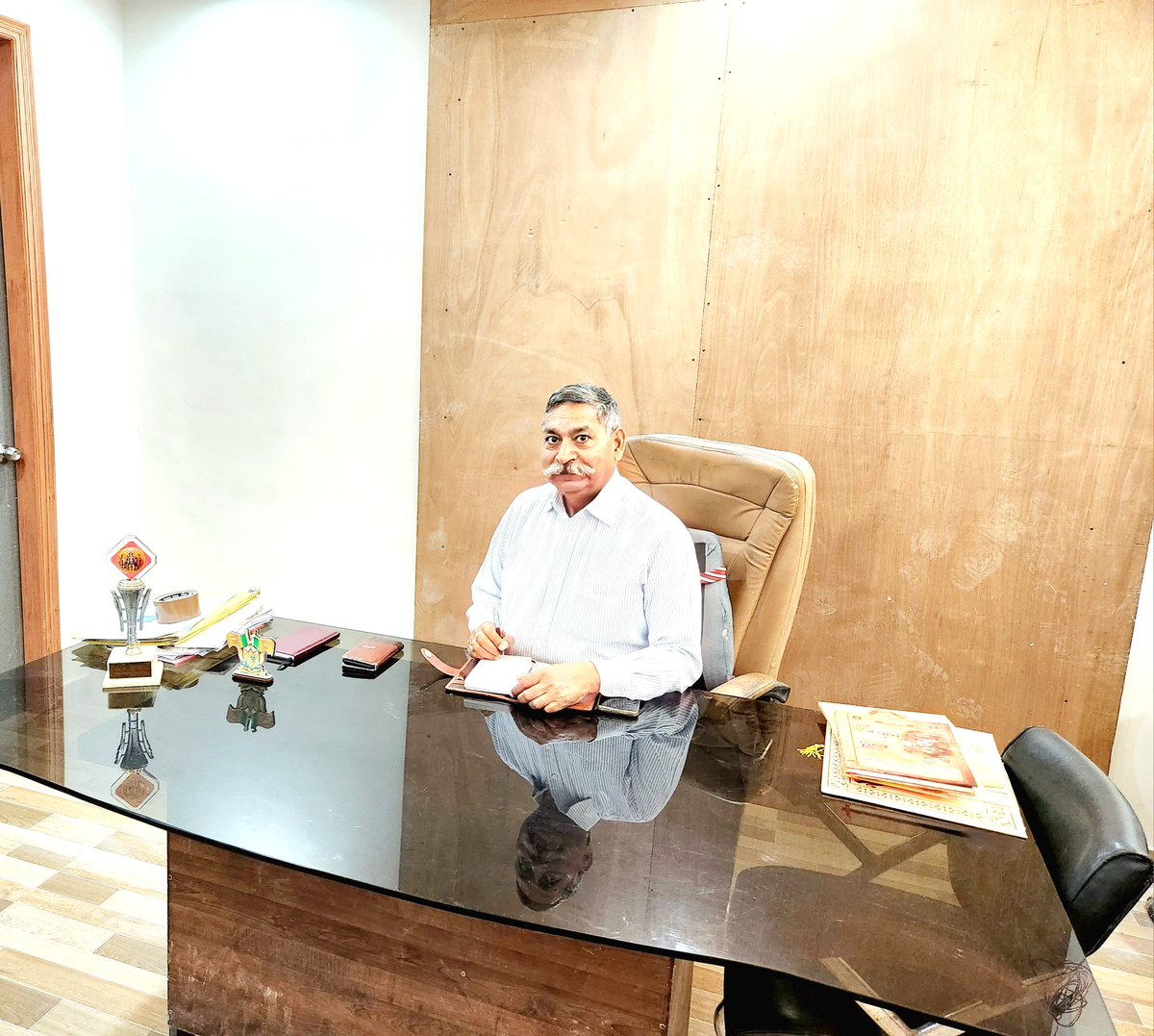 NPSinghOfficial's tweet image. डरने वालो को नही मिलता कुछ ज़िन्दगी में, लड़ने वालों के कदमो में जहांन होता है।
शुभप्रभात🙏💐
#DDRWA