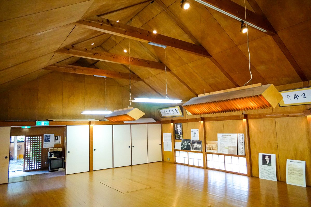 KurakataA's tweet photo. 宮脇檀は住宅作家やエッセイストとして有名だけど、さらに理解を深めるには、旧出石町（兵庫県豊岡市）に旅するのもいい。
斉藤隆夫記念館静思堂（1983）は伸びやかな空間で、和風の建物、あるいは偉人の記念館が帯びがちな重みを払拭している。旅好きだった建築家による、戦後的な民主主義の建築だ。 https://t.co/tNj8bJAHgz