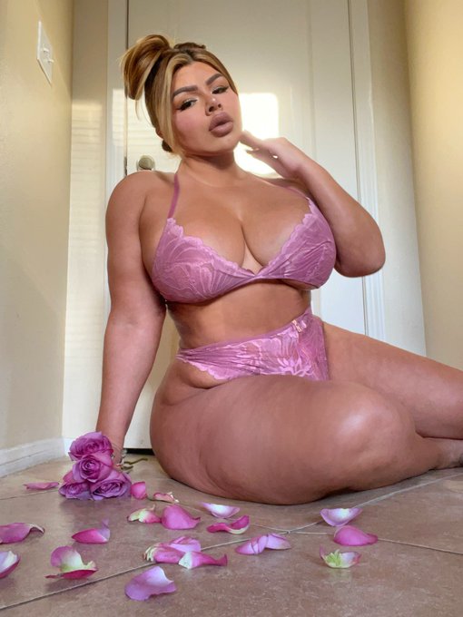 Pink kisses 🫦 https://t.co/8YH2uL2Tvb