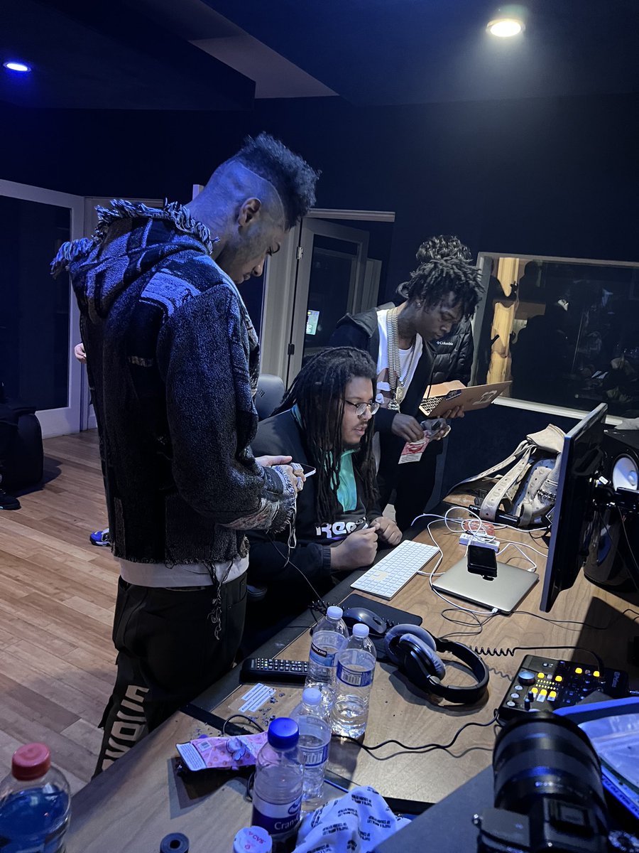 Keflon_don207's tweet photo. What y’all think this sound like? @akaBetooo @8PETOWN https://t.co/KpKyTdQL7t