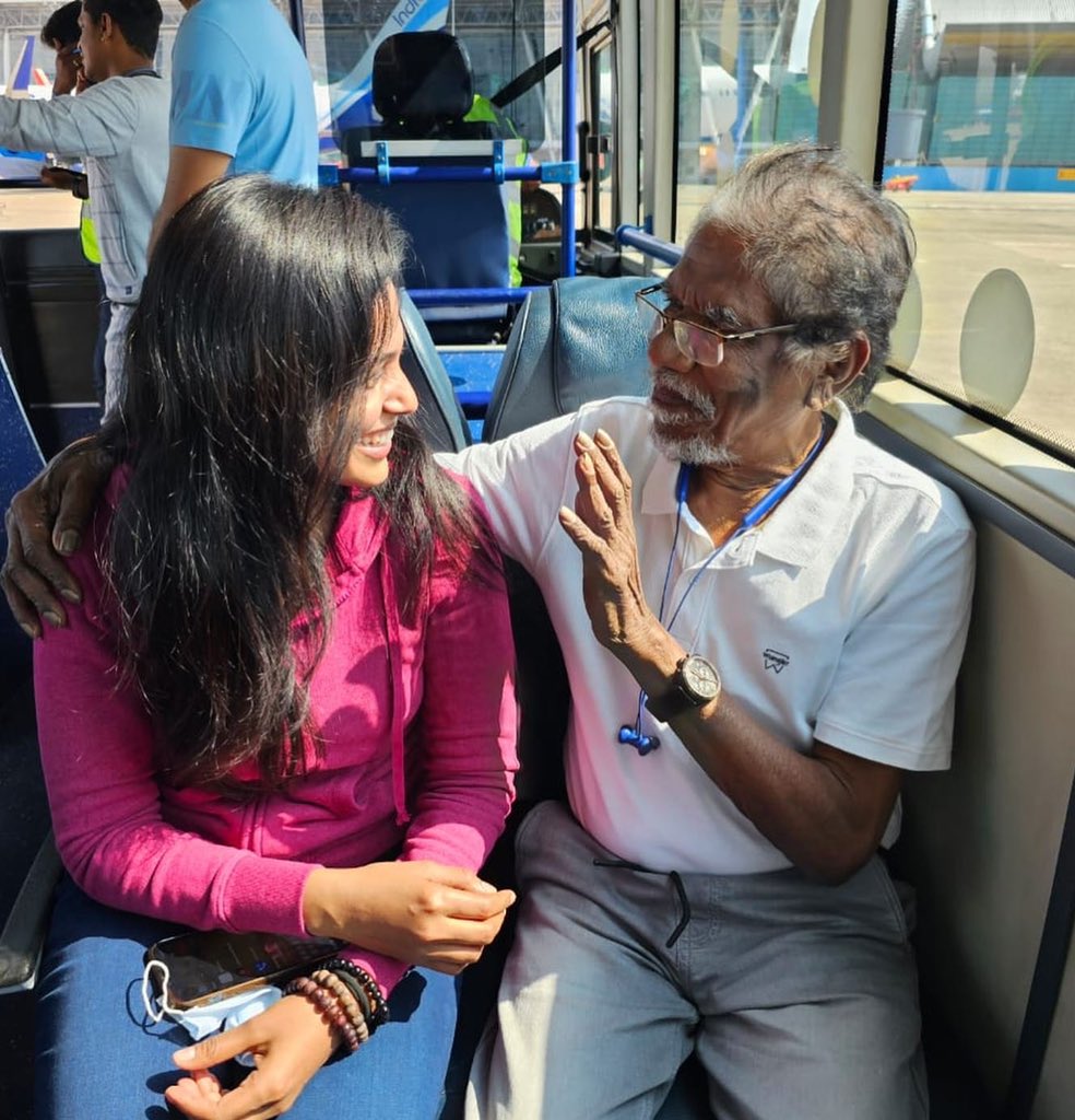 iamramyapandian's tweet photo. Had the previlege of travelling with one of the finest makers of Indian cinema, Bharathiraja sir. To a kid who had many questions, the mentor who had all the answers - truly a legend.

Thank you for the invaluable information and kind blessings, sir! https://t.co/A3j15xekKF
