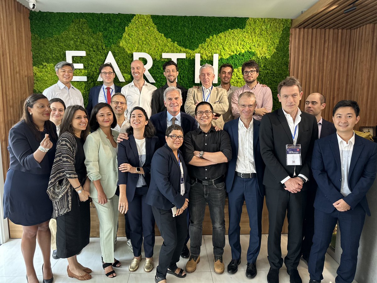 Photo de groupe entre <a href="/LaFrenchTech/">La French Tech</a> Vietnam 🇻🇳 &amp; <a href="/PascalCagni/">Pascal Cagni</a> - Ambassadeur délégué aux investissements internationaux 🙌🏻 merci 🙏 beaucoup @EarthvcH pour avoir accueilli l’événement #FrenchTech
#ChooseFrance 🇫🇷