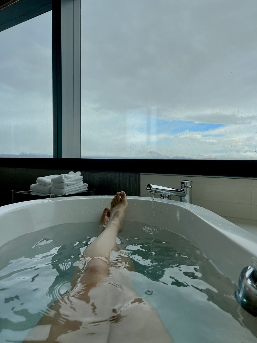 AngelMeiWang's tweet photo. Flight cancelled due to weather. Oh well guess I’ll just soak longer in my suite. https://t.co/QgLDoSJbQW
