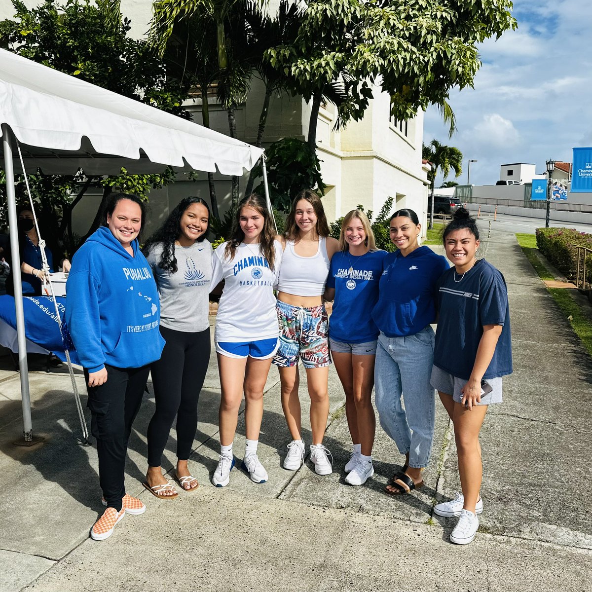 SwordsWBB's tweet photo. Supporting our @SwordsMBB at the @ThePacWest tournament here in Oahu and at @GoSwords McCabe Gym https://t.co/6apk2iNNcB