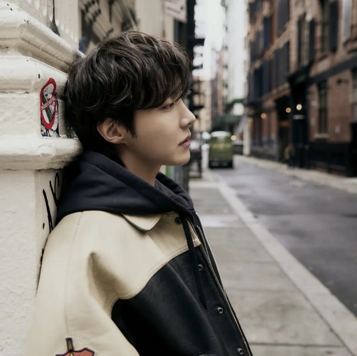 jhoskvoir's tweet photo. — hilo de playlists focus "on the street" (reggaeton antiguo/bts old songs/daddy yankee/camila, reik/ focus en cada miembro.)

#jhope #제이홉 #on_the_street #ONTHESTREETBYJHOPE 
J-HOPE X J.COLE
J-HOPE ON THE STREET https://t.co/MeLOSFtZqu